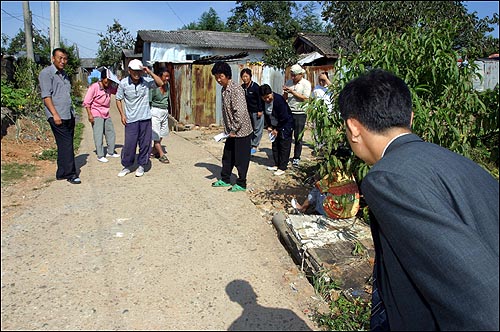 기자가 만능 해결사인것 처럼 생각하시는지…. 잘 좀 부탁드린다는 말을 몇 번이나 건네고 인사하는 주민들을 보면서 마음이 무척 무거웠다. 